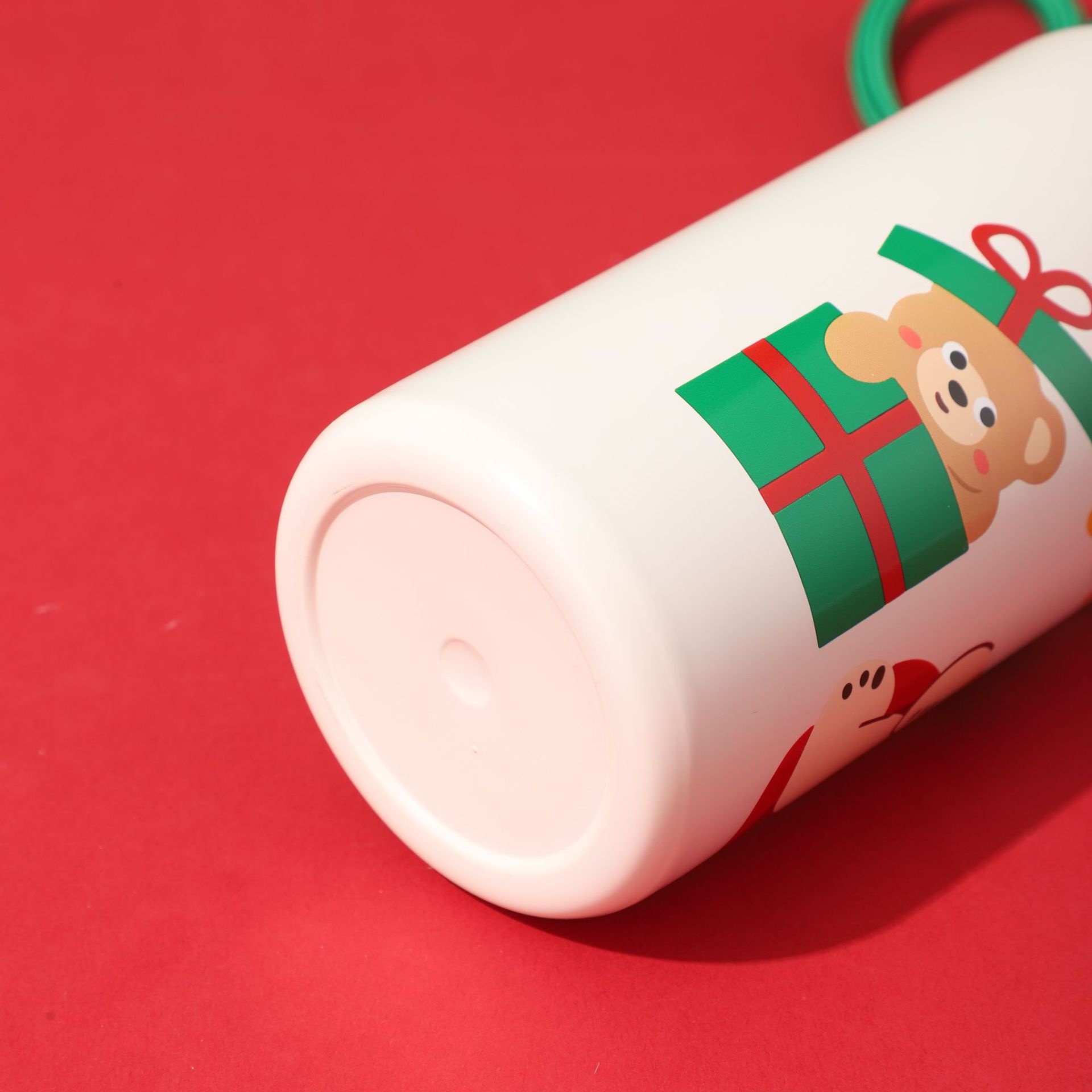 New food-grade 316 stainless steel bullet-shaped insulated cup, festive Christmas series cartoon cute children's water cup Application Scenario