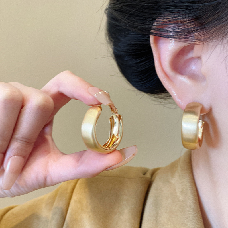 Brushed matte ring gold earrings for women, light luxury and high-end feel, unique ear rings and stud earrings, new 2025 autumn and winter earrings Application Scenario