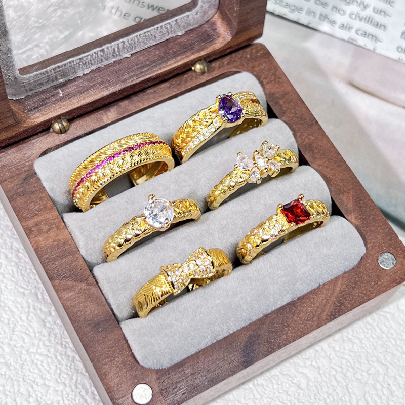 Retro court-style brushed wheat ear exquisite and light luxury open ring, sweet and cool, simple and high-end, elegant index finger ring Application Scenario