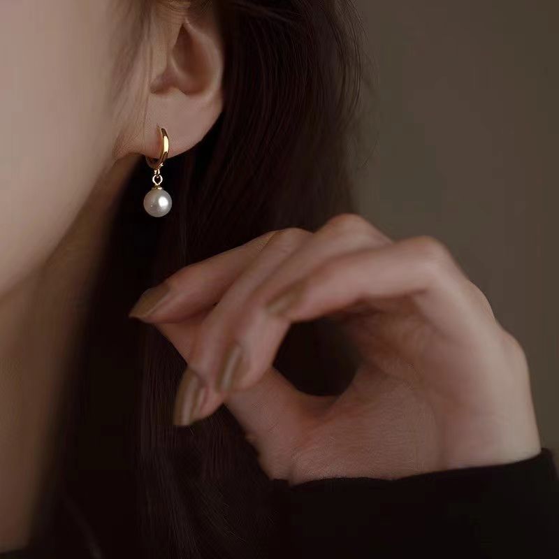Liu Yifei's single-pearl ear buckles are simple, versatile, fashionable and light luxury earrings with a niche design sense details Picture
