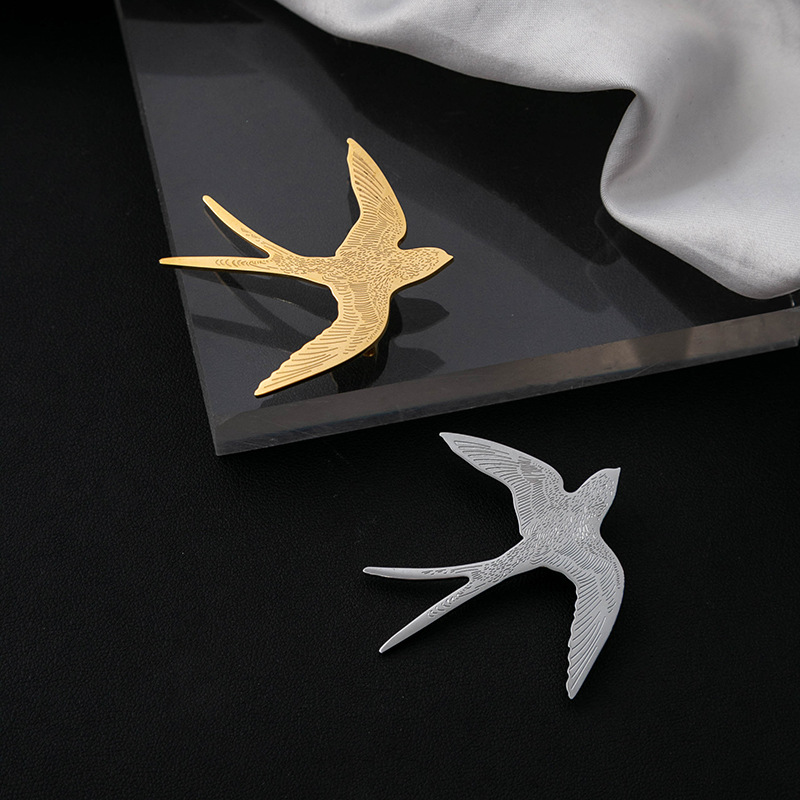 A matte swallow brooch with a retro European and American style, simple yet elegant brooch, and a creative accessory for a suit jacket full figure
