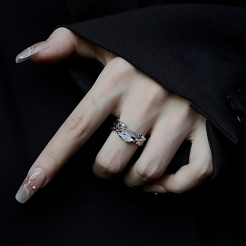 White Moonstone ring, a niche design for women, exudes a sense of sophistication, sweetness, coolness and coolness. The opening adjustment ring is a new 2023 model full figure