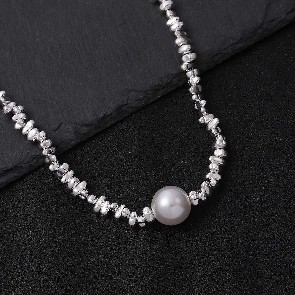 This irregular pearl necklace with black gallstone and broken silver features a geometric design and a stylish collarbone chain. It is elegant, simple and fashionable full figure