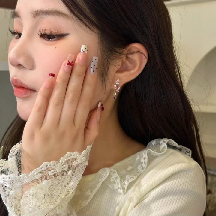 The pink and purple gradient irregular zircon stud earrings have a niche design sense. They are small, luxurious, high-end and versatile earrings that can make your face look good Application Scenario