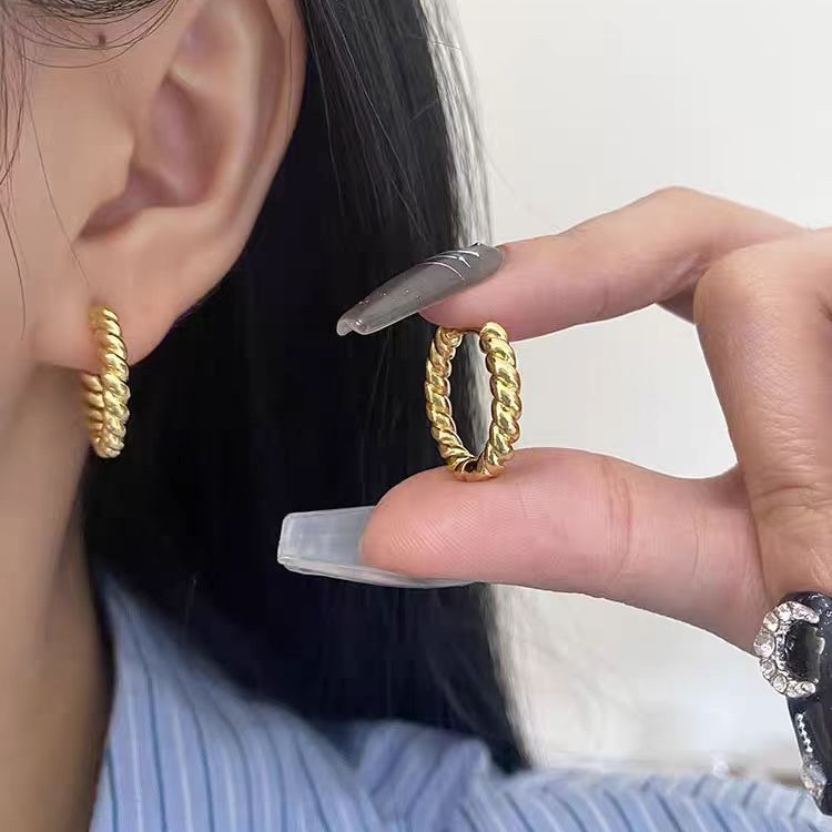 Metal circle twist small earrings, a cool and unconventional design for women, fashionable ear rings with a high-end feel, and French exquisite ear buckles Specification drawing