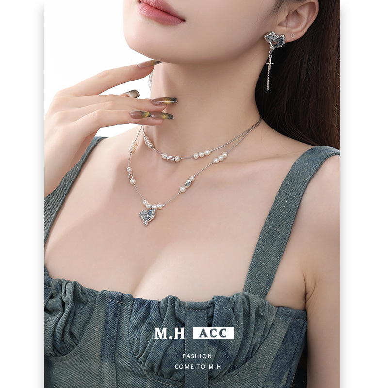 The ins blue and white gradient crushed ice heart-shaped necklace for women is a light luxury and niche collarbone chain with a cool and original light luxury accessory trend details Picture