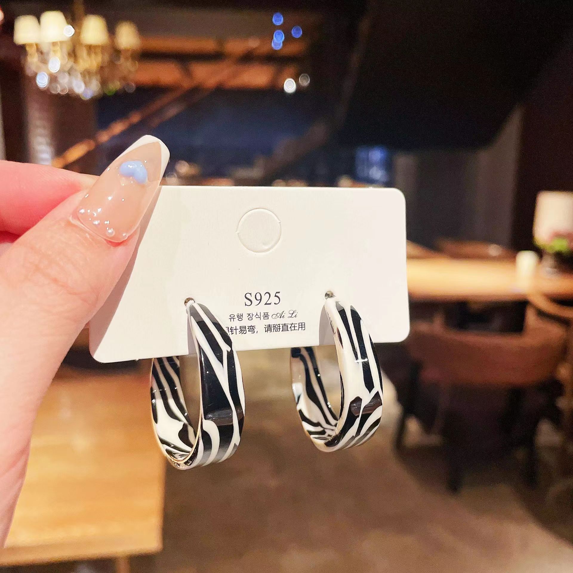 European and American zebra-patterned C-shaped earrings, a trendy semi-round ear ring for women on Instagram, a new versatile ear accessory from 2025 full figure