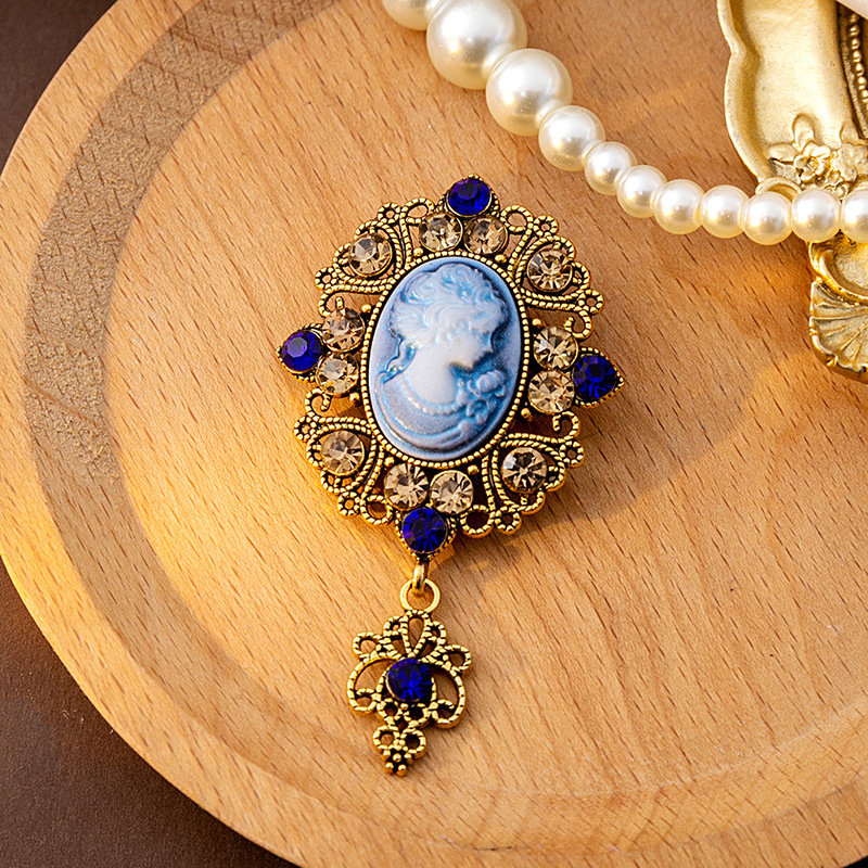 European and American medieval beauty head brooch, retro court style, hollowed-out and diamond-encrusted, high-end and exquisite relief corsage for women Specification drawing