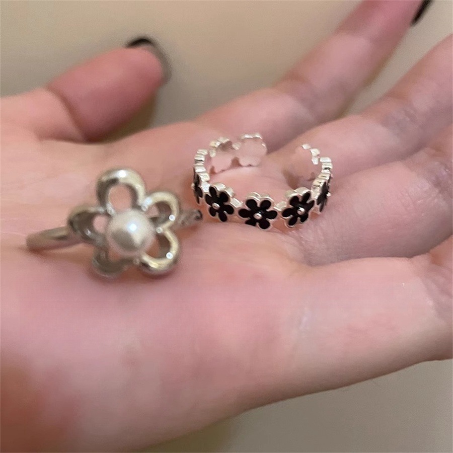 Black glazed small flower-patterned pearl ring, a unique retro index finger ring for women, with a light luxury and high-end feel, a niche open ring details Picture