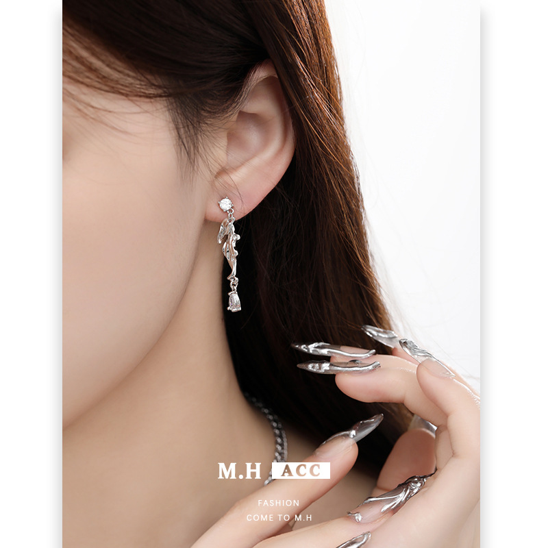 The cool gradient blue goldfish earrings are a new style of high-end Korean earrings with a fresh and clean look. They are original, niche and fashionable earrings details Picture
