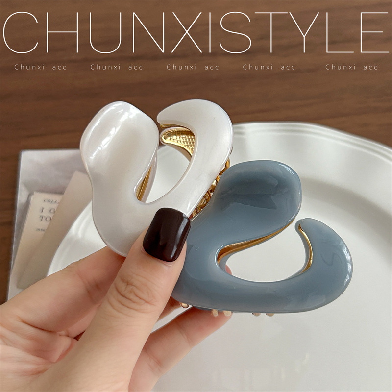 Cold and refreshing feeling ~ Small but with many irregular hollowed-out geometric gripper hair clips, medium-sized shark clip headwear for women Specification drawing