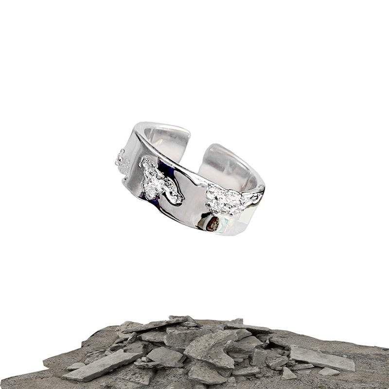 A simple and fashionable broken ring with an ins style, a niche design for women, and a texture set with zircon. It's a high-end couple's ring full figure