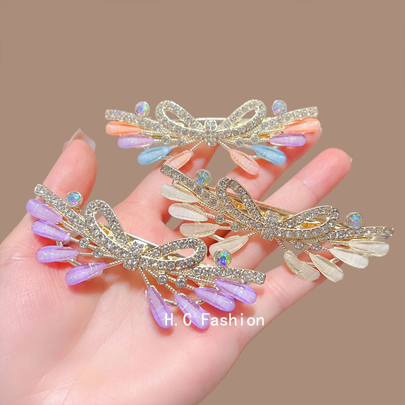 The new summer bow hair clip is a feminine spring clip headpiece with a high-end feel. It is half-tied at the back of the head and placed horizontally details Picture