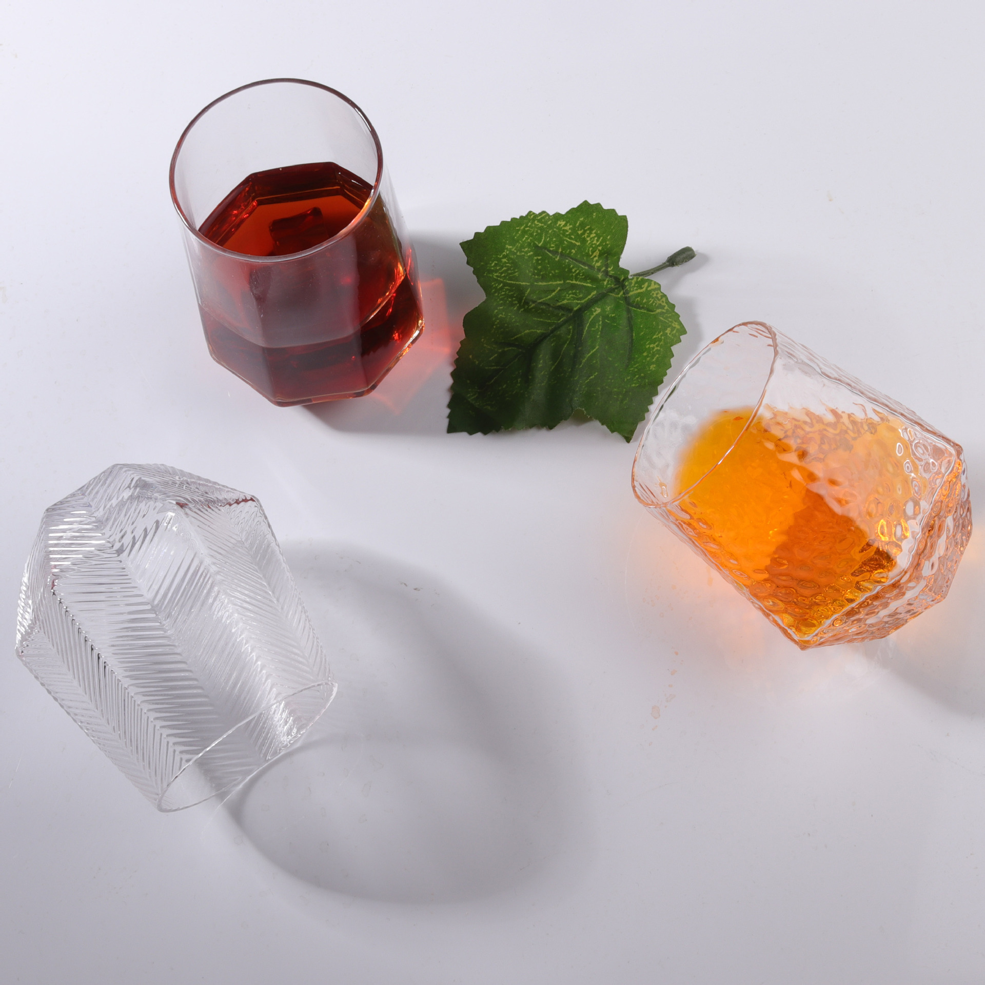 Internet-famous InS-style hexagonal diamond hammered diagonal glass cup, transparent hexagonal cup, home coffee, milk and juice cup details Picture