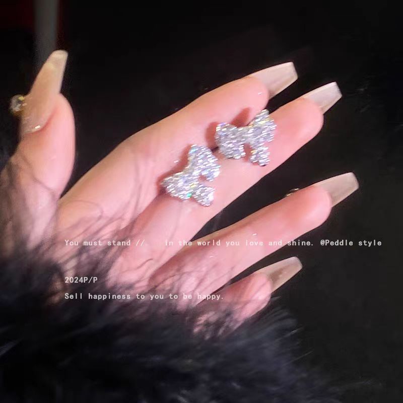 Korean drama female lead ~ Cold and cool diamond bow stud earrings, niche design, high-end earrings, light luxury and fashionable earrings for women details Picture