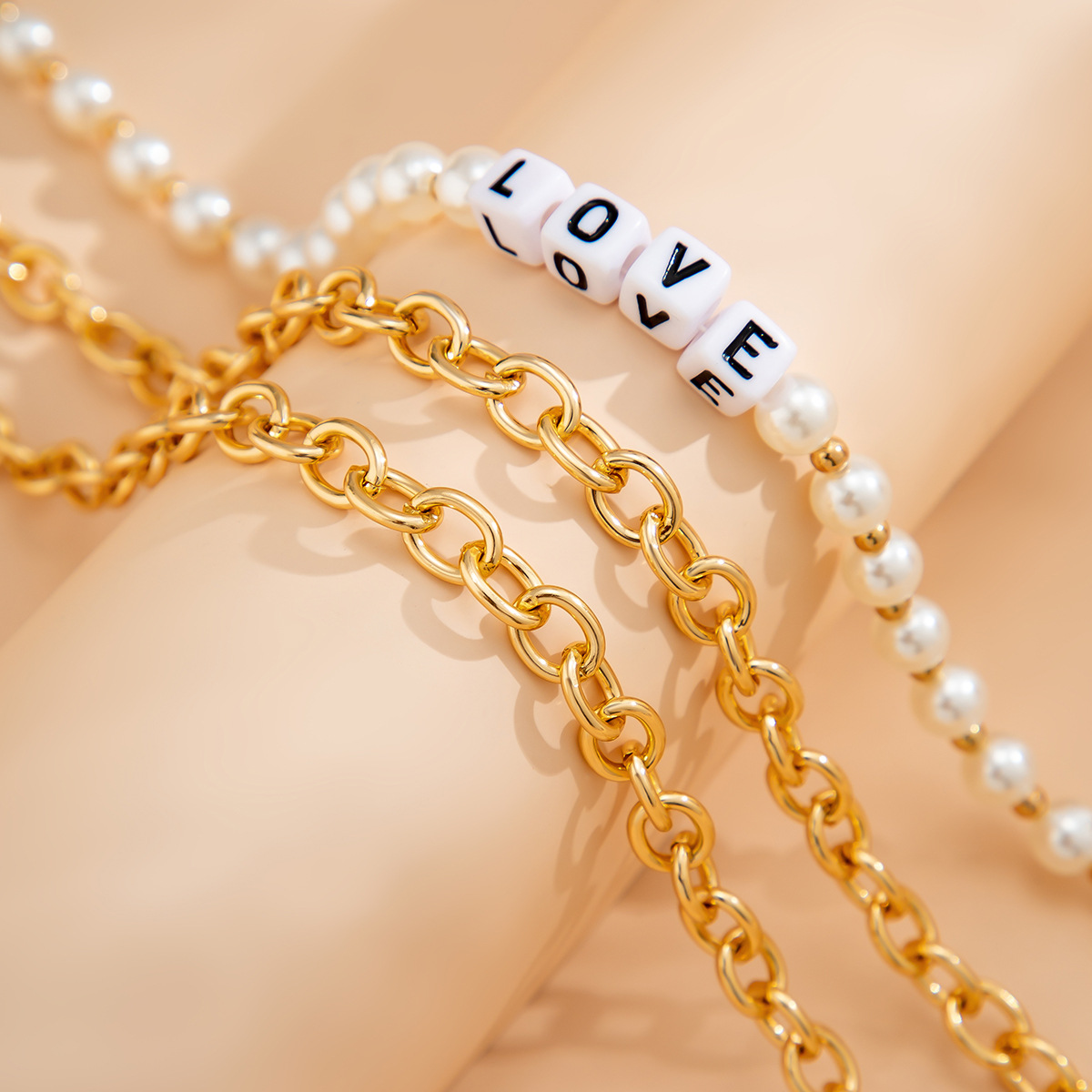 European and American cross-border jewelry, exaggerated and unique thick chain beaded necklace, female alloy imitation pearl sweet and cool letter necklace Application Scenario