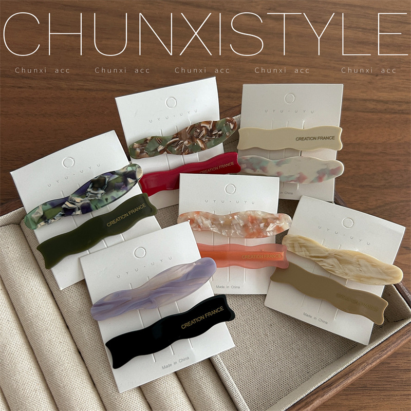 The design sense wavy line acetate one-piece clip, sweet and girlish, side bangs clip, letter gold label hair clip pair clip Specification drawing