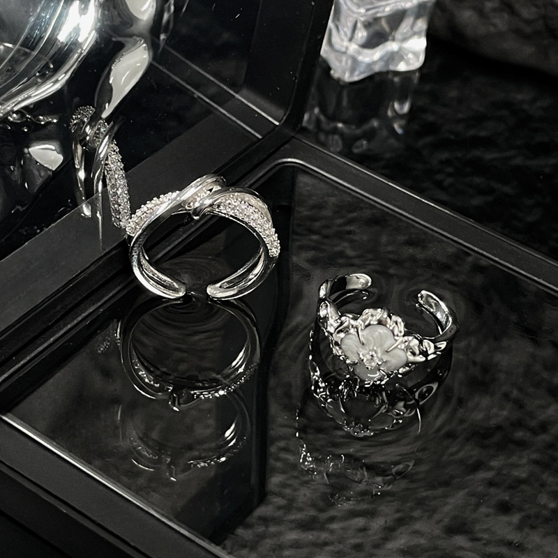 A high-end, cold and individual style four-leaf clover glazed open ring for women, with a niche design and exquisite elegance, is a sophisticated index finger ring Application Scenario