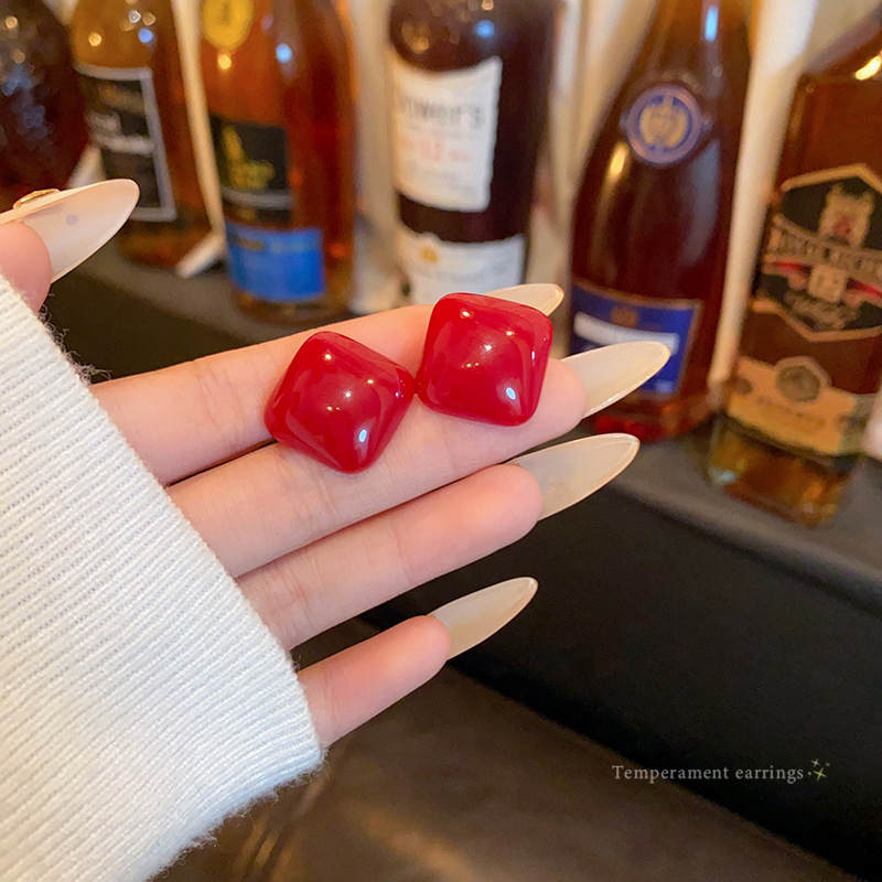 The white Ankela red square stud earrings exude a retro and high-end charm for women, and are a light luxury 2025 New Year's ear accessory full figure