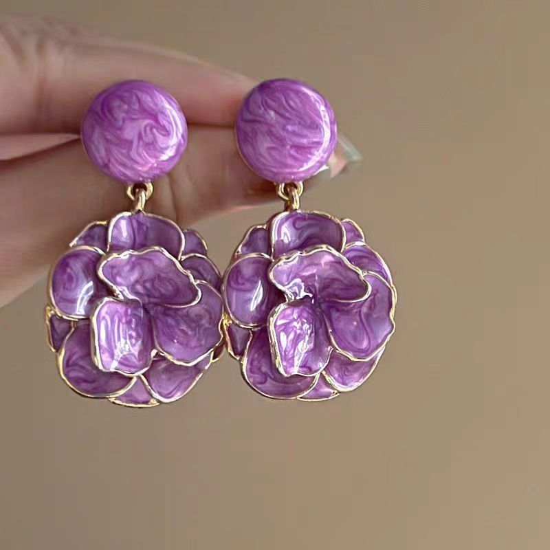 Cream Rose ~ Exquisite French retro glazed rose flower earrings, exaggerated and high-end, niche and elegant stud earrings Specification drawing