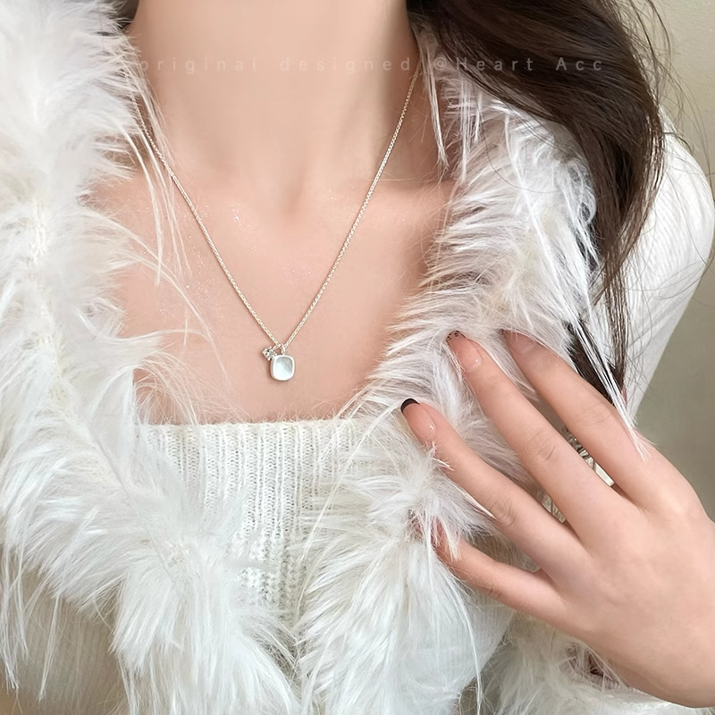 Textured brushed square sugar zircon metal pendant necklace, a unique, fashionable and versatile necklace for women, sweater chain full figure