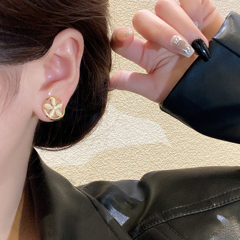 925 Silver Needle cat's Eye Flower Earrings, women's niche design sense, hollowed-out stud earrings, high-end and elegant autumn and winter earrings Application Scenario