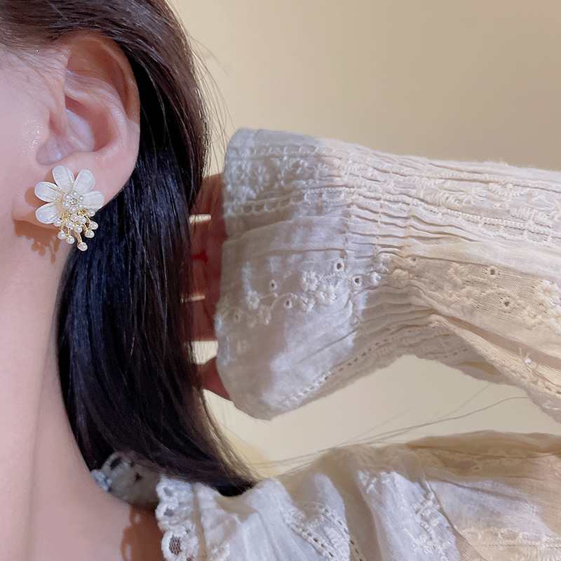 Super ethereal acrylic flower earrings for women, light luxury, versatile and high-end pearl stud earrings, the same style of earrings as Internet celebrities Application Scenario