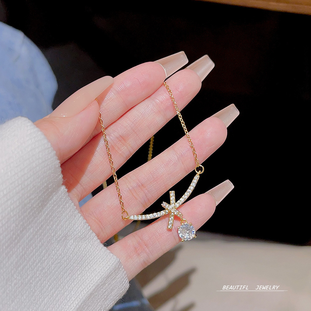 "Light luxury 'Tears of Beauty' Goddess Necklace, a unique gift for a girl's girlfriend, sweet zircon pendant, elegant collarbone chain. Application Scenario