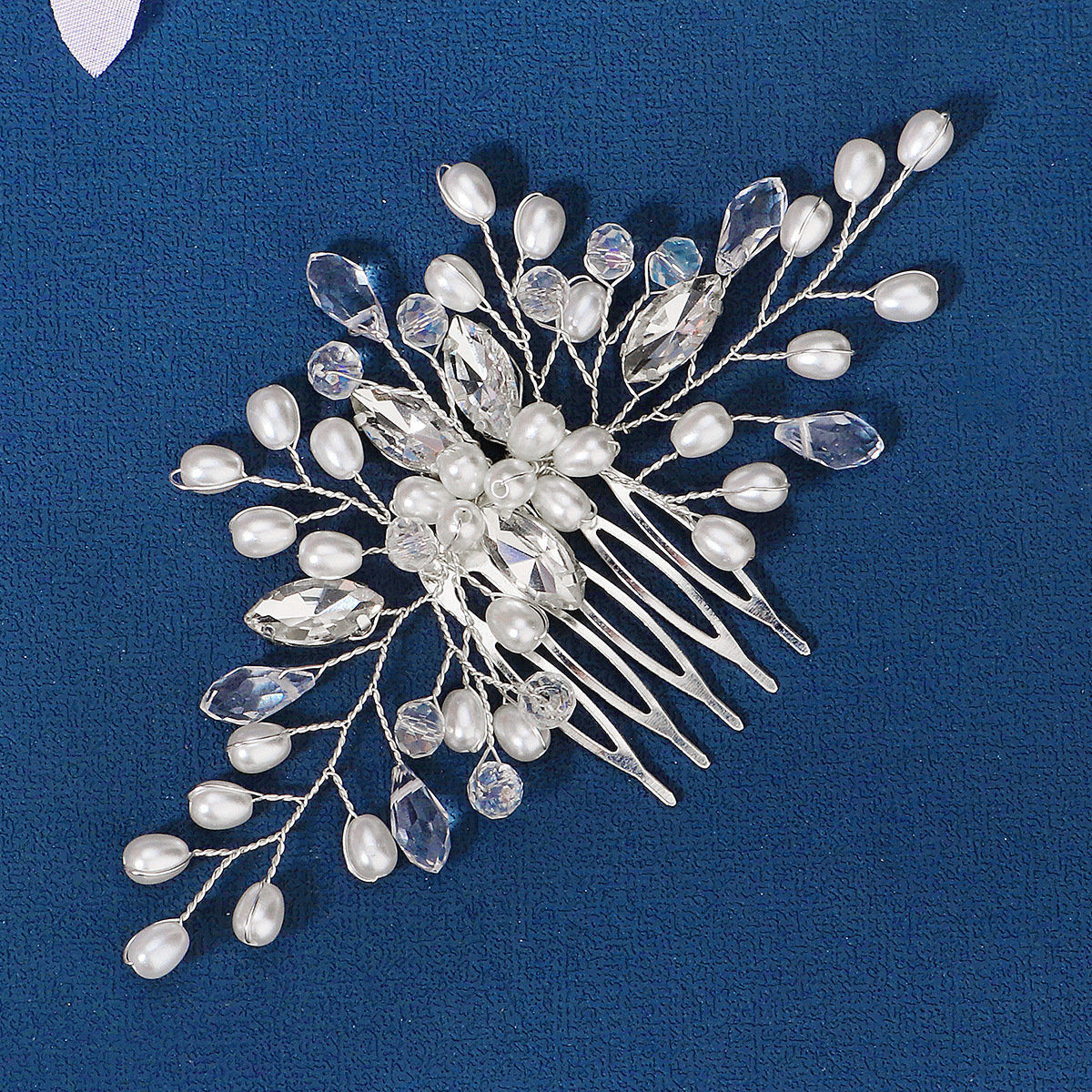 Bride's accessories: European and American wedding dress headwear, handcrafted rhinestone and pearl comb, five-toothed updo and pearl comb at the back of the head details Picture