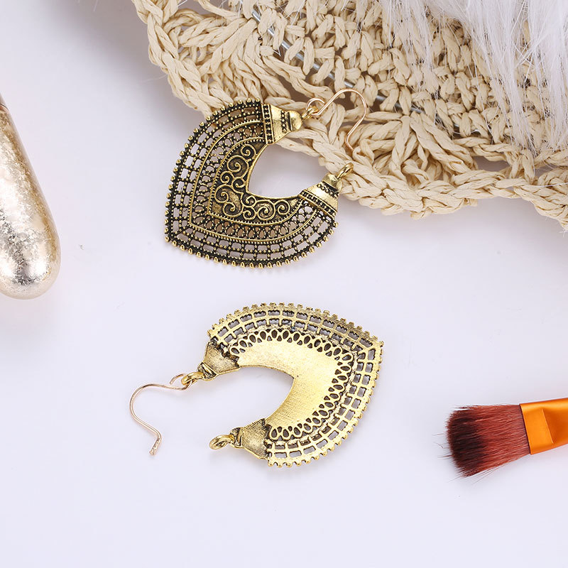 European and American hollowed-out Bohemian ethnic style carved earrings, retro ins heart-shaped geometric semi-circular earrings Application Scenario