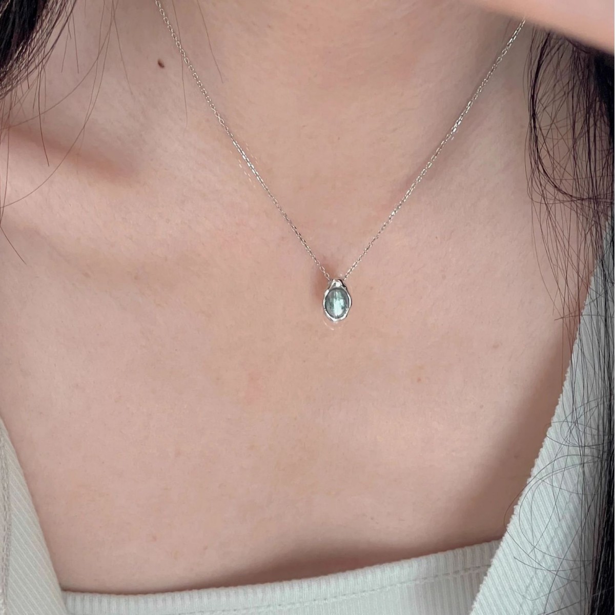 The water drop aquamarine and grape stone necklace is a versatile choice for women in summer. It's the same style as the French light luxury collarbone chain worn by an Instagram blogger details Picture