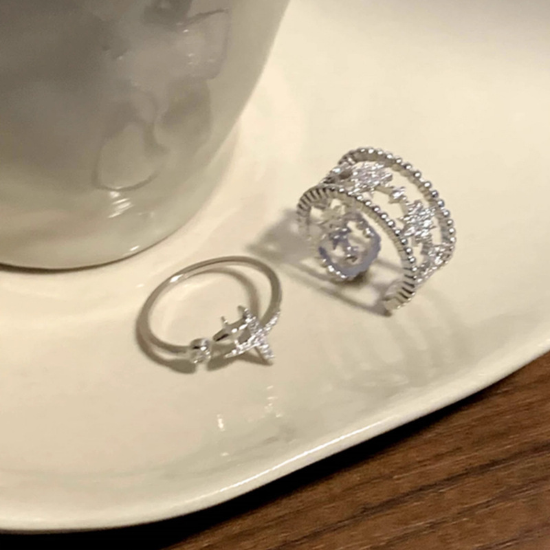 Simple and hollowed-out star ring for women, French, gentle, simple and niche style, versatile for daily use, commuting, best friends and students Application Scenario