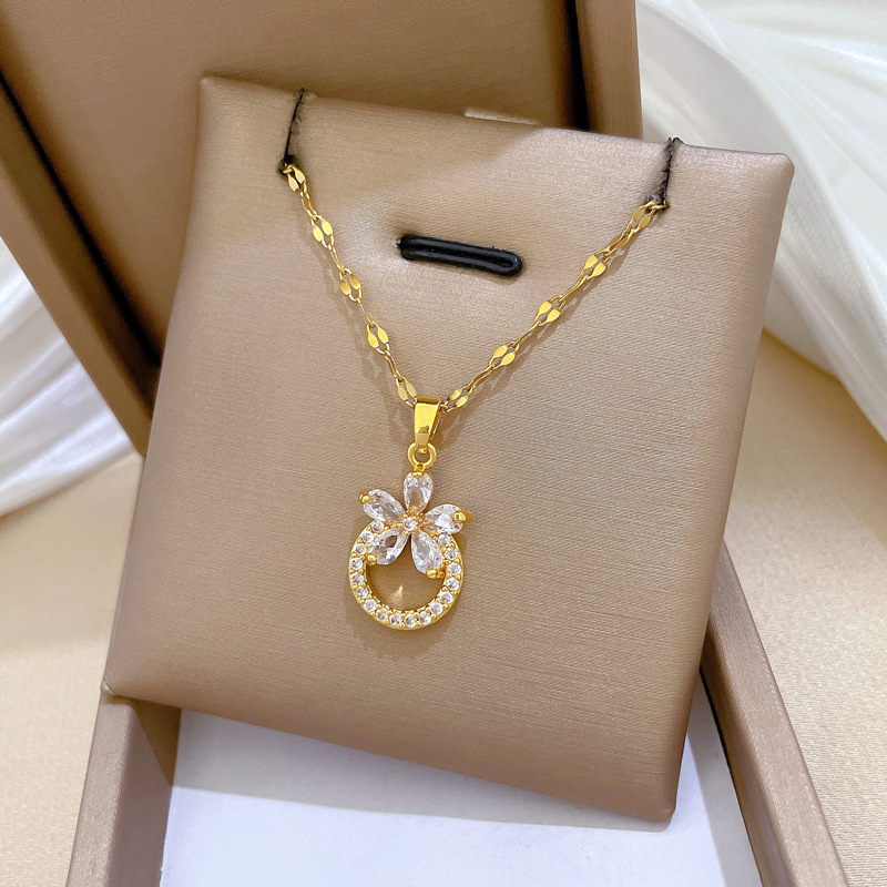 【 Titanium Steel 】 Flower ring style slightly set diamond necklace, a delicate female style, Instagram influencer collarbone chain accessory Application Scenario