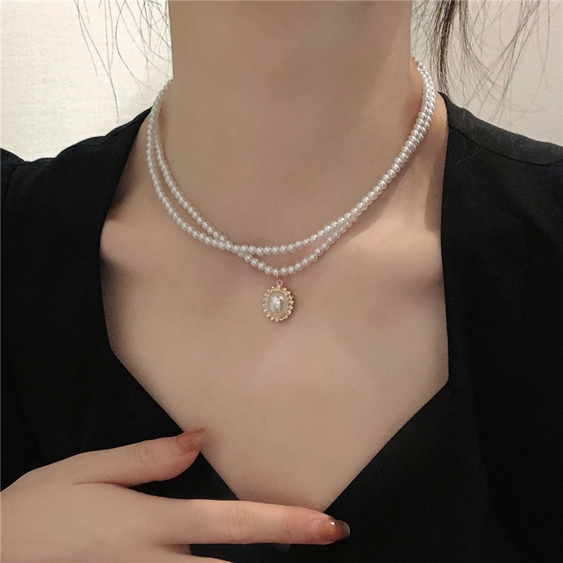 Elegant and retro French double-layer pearl necklace, a popular female InS-style collarbone chain, a simple and niche design accessory details Picture