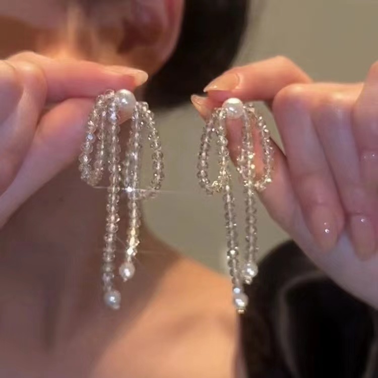 Simple and ethereal crystal bow tassel stud earrings, fashionable and versatile for women, with a girlish design sense full figure