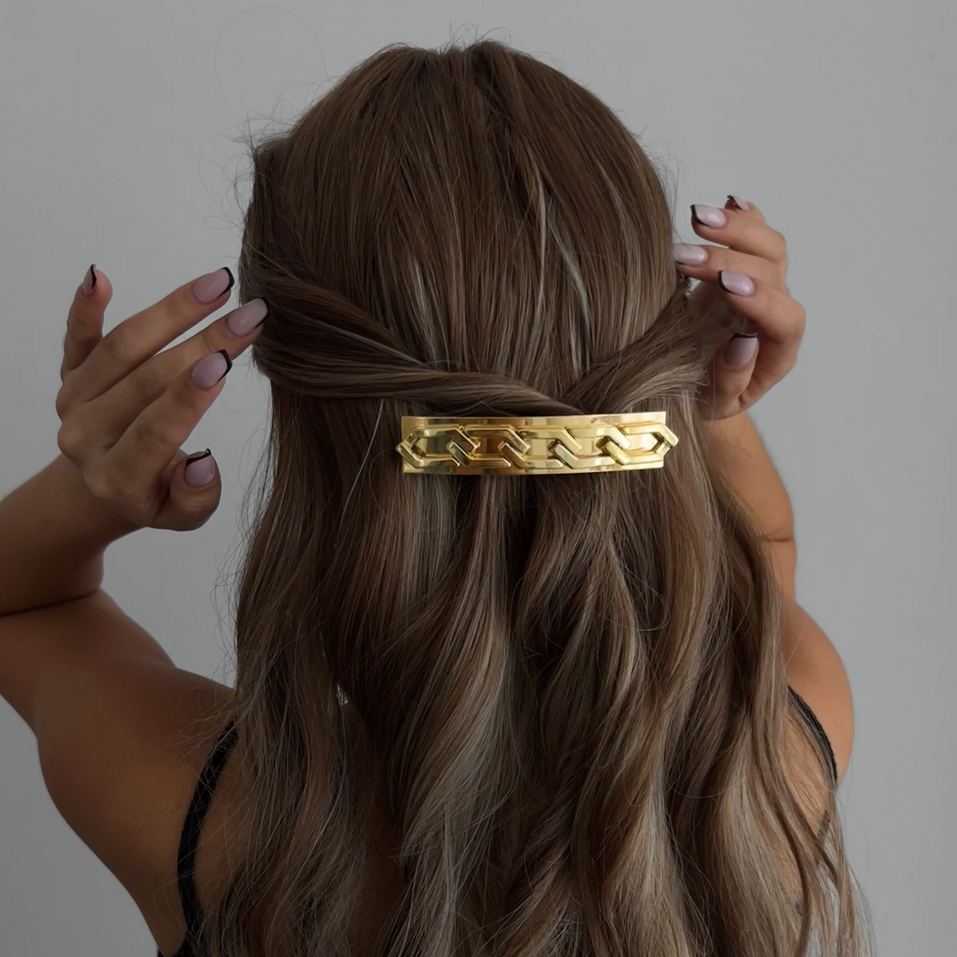 A versatile European and American style headwear, a new cross-border hair accessory, a niche ponytail clip at the back of the head, and a smooth geometric exaggerated hair clip Specification drawing
