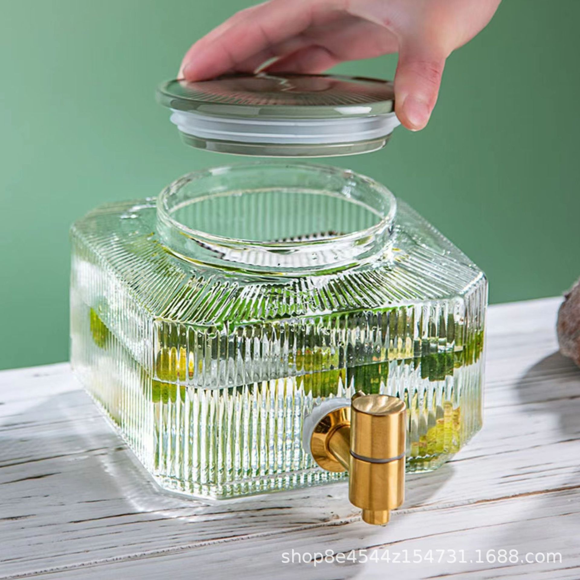 Large-capacity glass refrigerator jug, high borosilicate with faucet, glass cola lemon juice beverage bucket, vertical ice bucket full figure