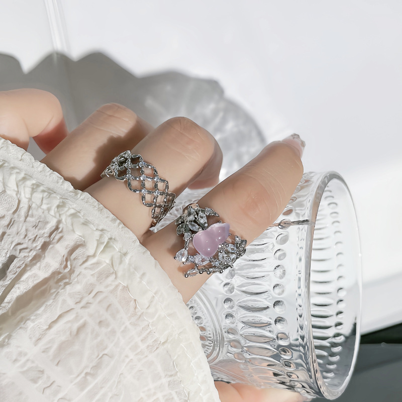 A retro new Chinese court-style flower branch-wrapped gourd ring for women with micro-inlays, simple and hollowed-out, high-end and niche ring full figure