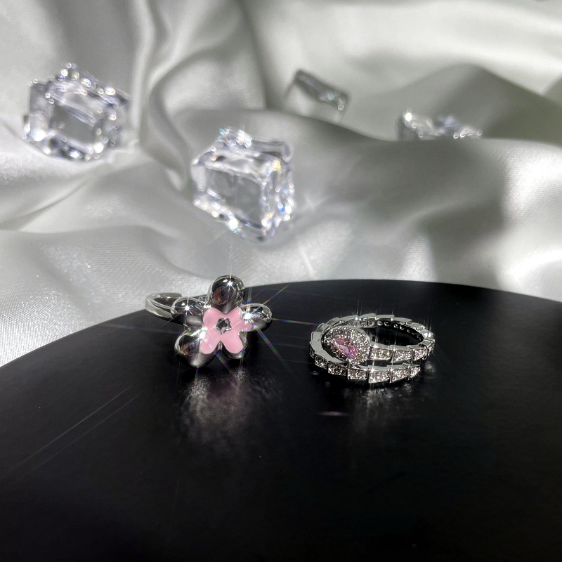 This niche, light luxury sparkling diamond snake ring exudes a sense of sophistication for women. It features a floral charm and is versatile. The cold and elegant snake-shaped ring is an autumn and winter accessory details Picture