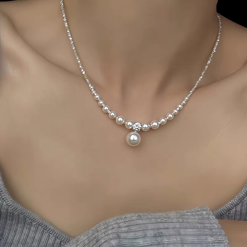 Pearl spliced silver necklace, zircon with a unique and elegant style, light luxury and niche collarbone chain design full figure