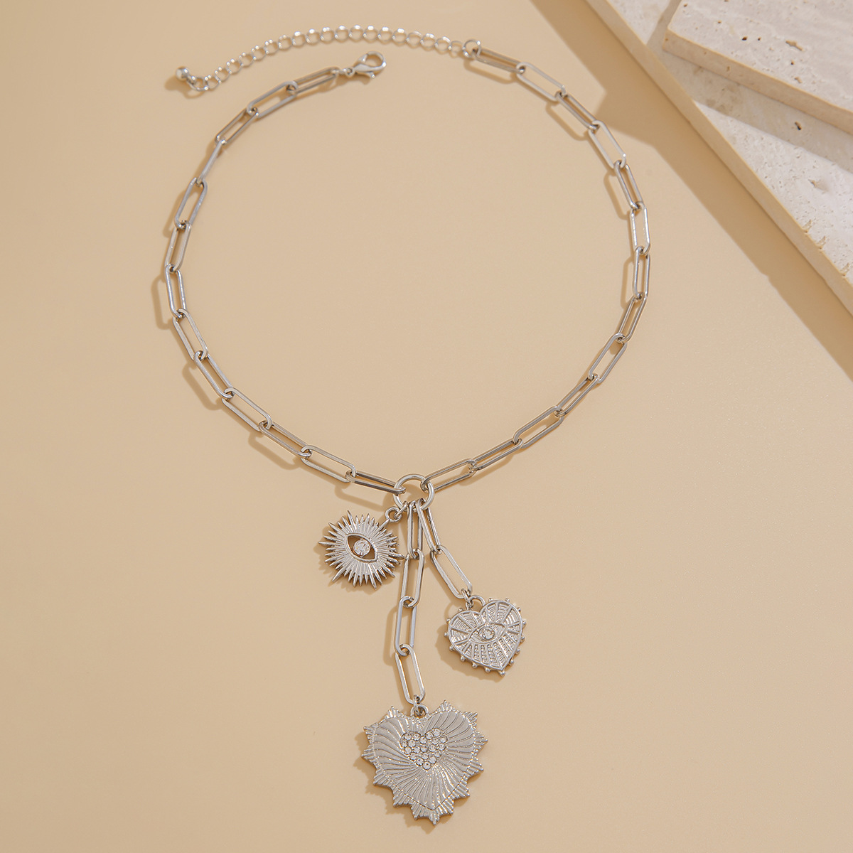European and American cross-border jewelry ins zircon sunneck necklace, cold and aloof style heart-shaped alloy pendant collarbone chain Application Scenario