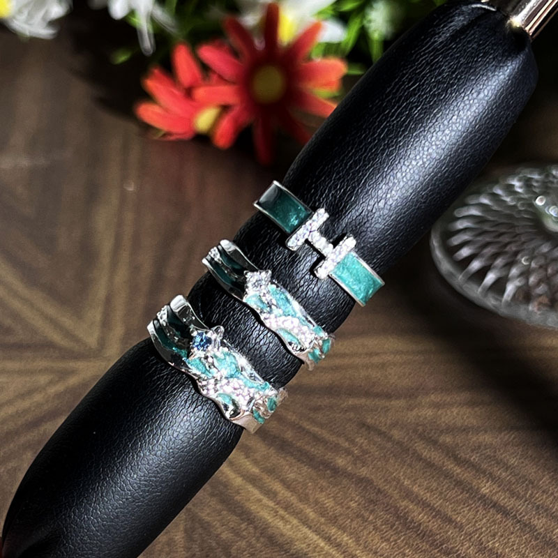 Simple and individual mint green enamel starlight couple ring, gender-neutral style, niche letter H, elegant index finger ring Specification drawing