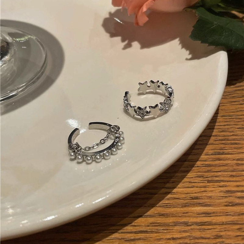 The new pearl ring with a light luxury and high-end feel features a trendy and niche design. The star-shaped open-top ring is simple, individual and versatile Application Scenario
