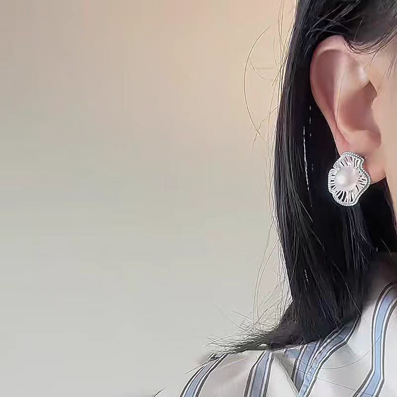This is a niche design for summer, featuring rolled-edge imitation pearl earrings. It's a new 2025 bestseller with a high-end and elegant style details Picture
