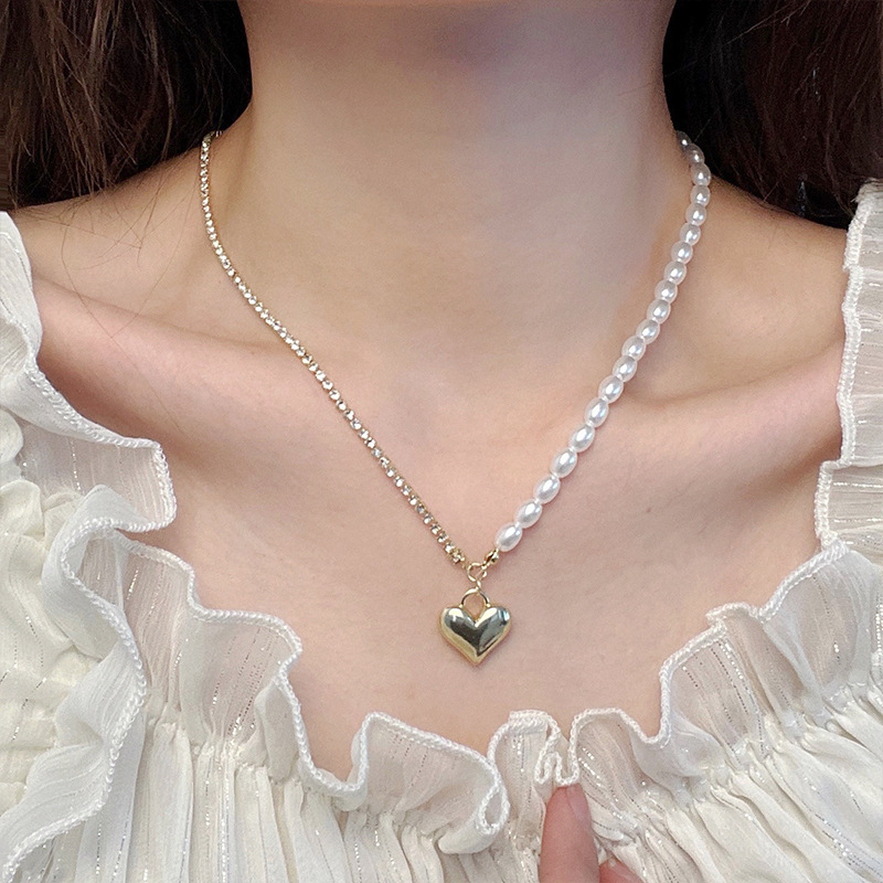 Pearl patchwork heart-shaped necklace, a unique and versatile fashion design, classic neck chain, French retro style collarbone chain details Picture
