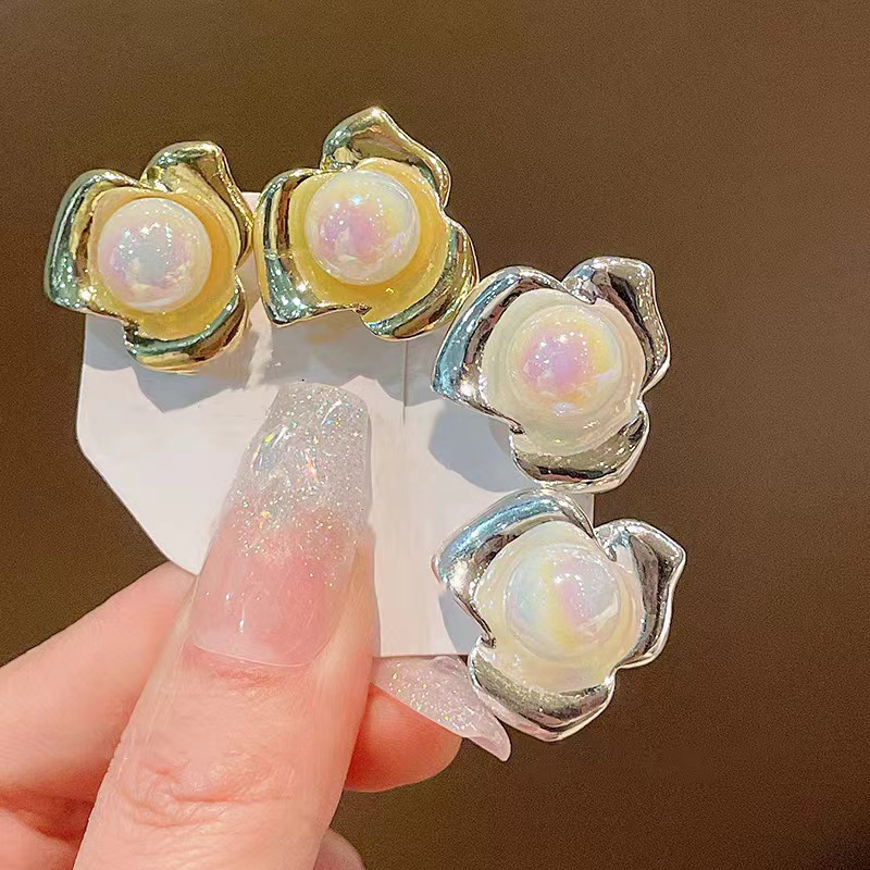 Metal flower mermaid pearl earrings, a niche and high-end style, elegant stud earrings, French fashion, individuality and versatile earrings full figure