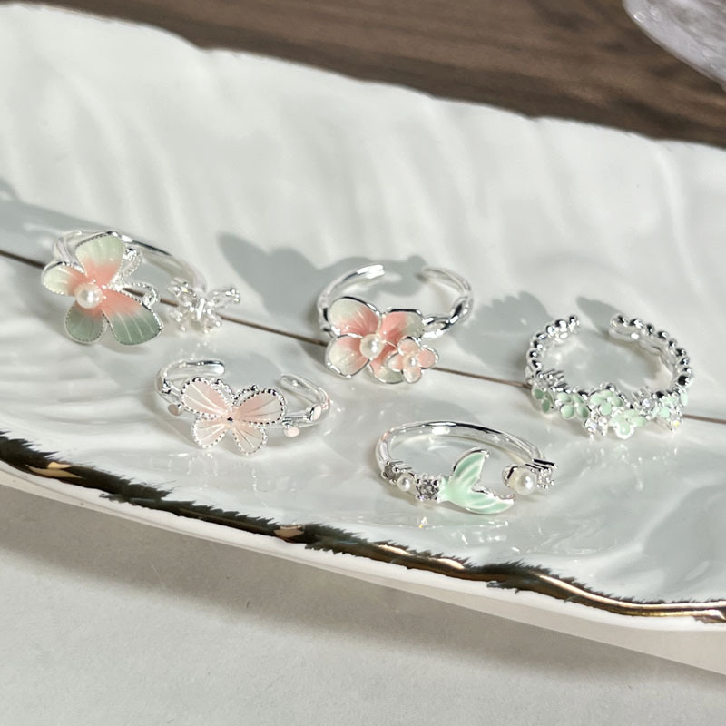 Sweet girl style, unique Korean gradient butterfly flower fashion bestseller ring, women's trendy Instagram cool style summer accessory Application Scenario