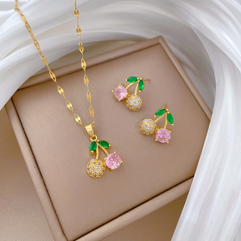 【 Titanium Steel 】 Light luxury cherry pink diamond, fresh and delicate, slightly inlaid real gold necklace earrings, ins collarbone chain accessory set Specification drawing