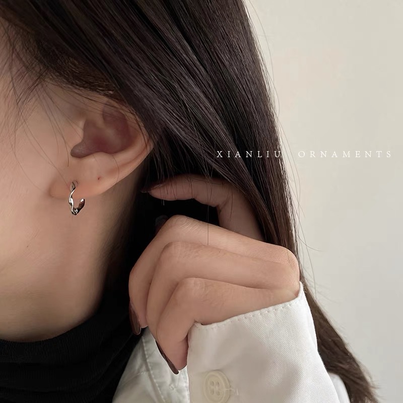In Dongdaemun, South Korea, there are simple ear rings. Women don't need to remove ear studs when sleeping. Geometric twisted Mobius ring earrings are versatile Application Scenario