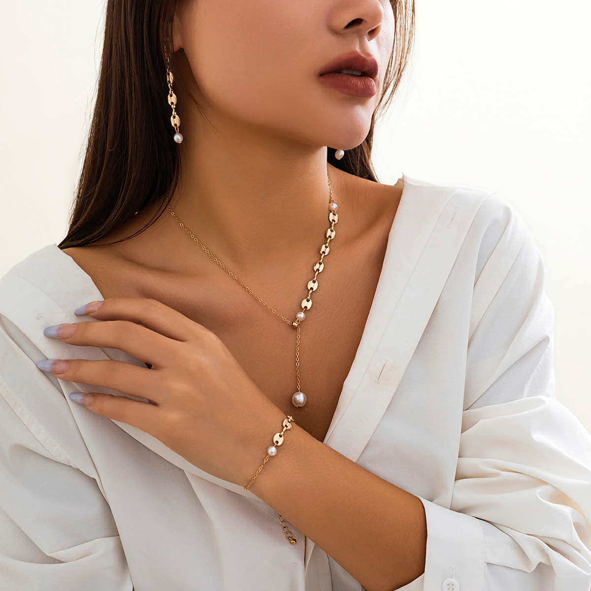 A simple and fresh floral collarbone chain from Europe and America, a versatile dopamine and niche Daisy necklace for women Specification drawing